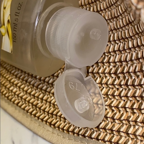 Avon Skin So Soft Radiant moisture shower Gel - Picture 4 of 6